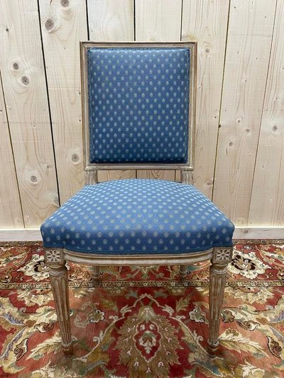 Suite de 8 chaises de style Louis XVI patinées 