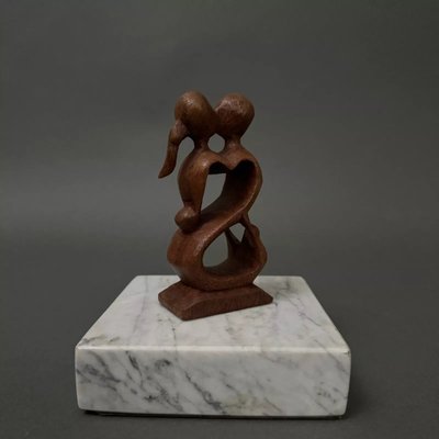 Scultura in legno di monossido di carbonio di Calin Hentea, un bacio di coppia