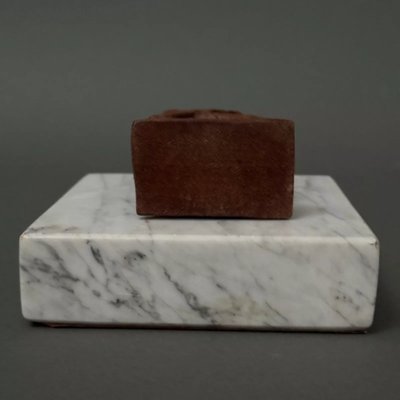 Scultura in legno di monossido di carbonio di Calin Hentea, un bacio di coppia