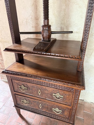 Commode presse à linge début 19e siècle Louis XVI aux motifs sculptés 
