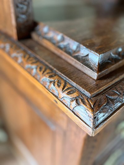 Commode presse à linge début 19e siècle Louis XVI aux motifs sculptés 