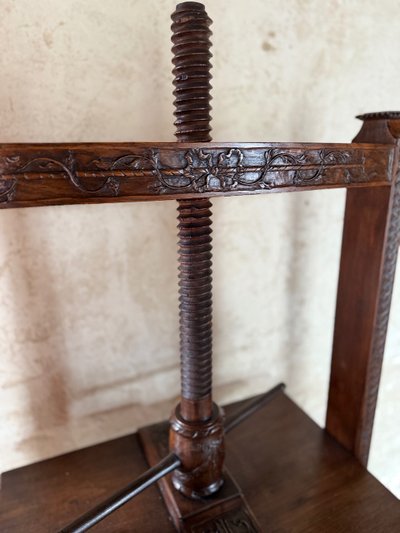 Commode presse à linge début 19e siècle Louis XVI aux motifs sculptés 