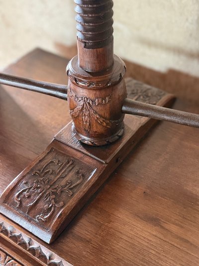 Commode presse à linge début 19e siècle Louis XVI aux motifs sculptés 