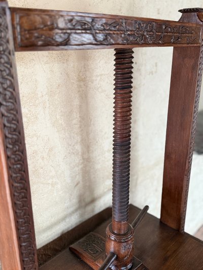 Commode presse à linge début 19e siècle Louis XVI aux motifs sculptés 