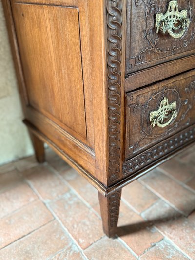 Commode presse à linge début 19e siècle Louis XVI aux motifs sculptés 