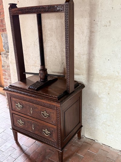 Commode presse à linge début 19e siècle Louis XVI aux motifs sculptés 