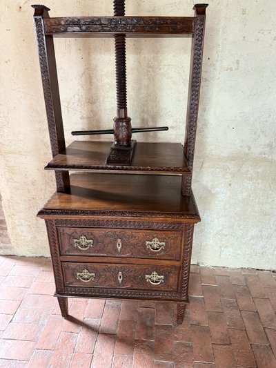 Commode presse à linge début 19e siècle Louis XVI aux motifs sculptés 