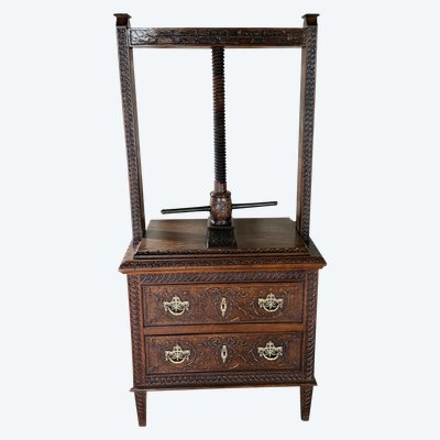 Commode presse à linge début 19e siècle Louis XVI aux motifs sculptés 