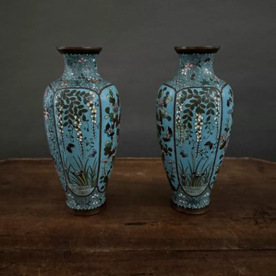 Paire de vases cloisonnés à décor floral et de papillons fin XIXe