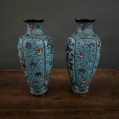 Paire de vases cloisonnés à décor floral et de papillons fin XIXe