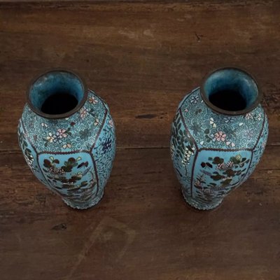 Paire de vases cloisonnés à décor floral et de papillons fin XIXe