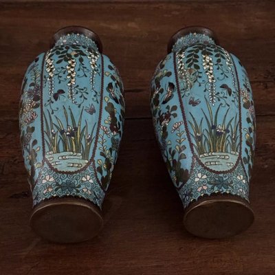 Paire de vases cloisonnés à décor floral et de papillons fin XIXe
