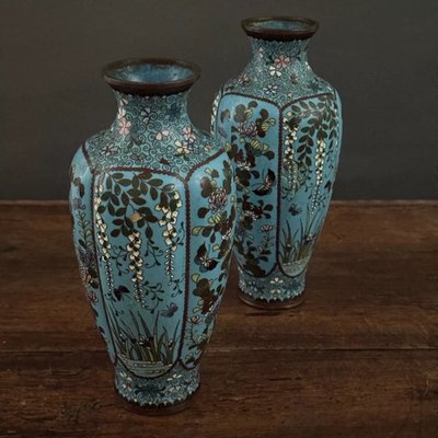 Paire de vases cloisonnés à décor floral et de papillons fin XIXe