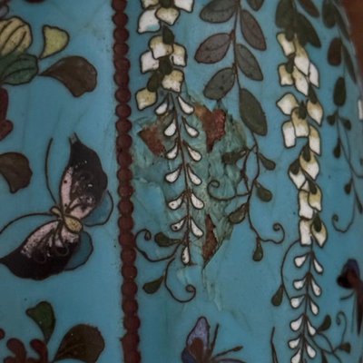 Paire de vases cloisonnés à décor floral et de papillons fin XIXe