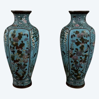 Paire de vases cloisonnés à décor floral et de papillons fin XIXe