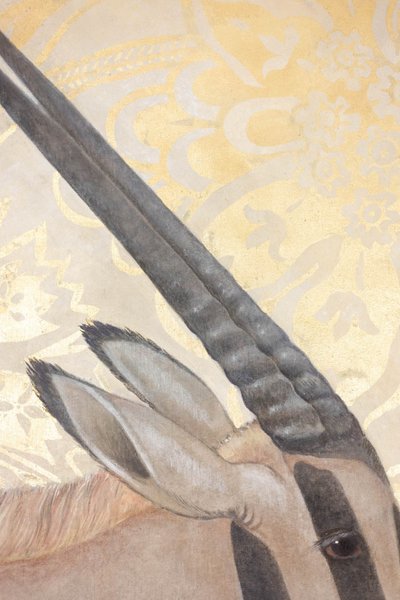 Bemalte Leinwand mit der Darstellung eines Orix auf goldenem Hintergrund. Zeitgenössisch. LS6337676A