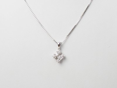 Collier en or blanc et diamants