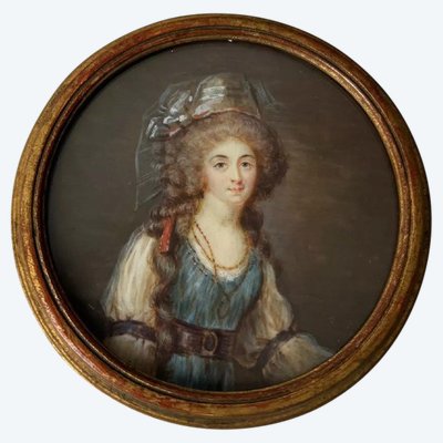 Miniature XIXe représentant une élégante du XVIIIe cadre doré