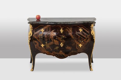 Commode sauteuse en laque avec son marbre. Années 1950. LS40112687Y