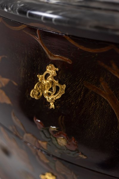 Commode sauteuse en laque avec son marbre. Années 1950. LS40112687Y