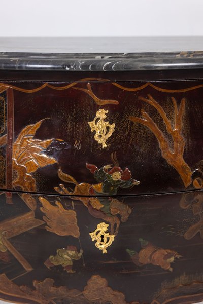Commode sauteuse en laque avec son marbre. Années 1950. LS40112687Y