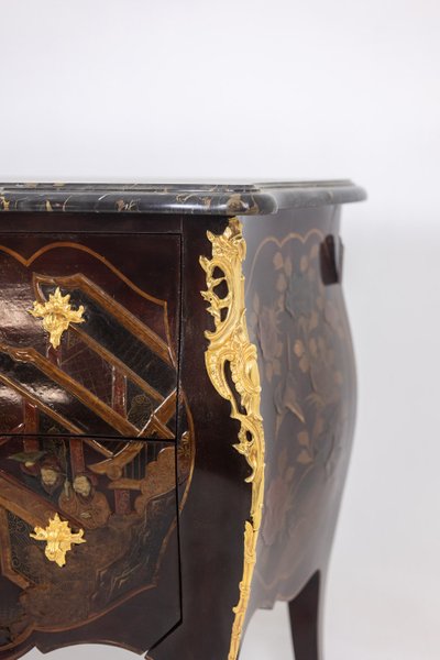 Commode sauteuse en laque avec son marbre. Années 1950. LS40112687Y