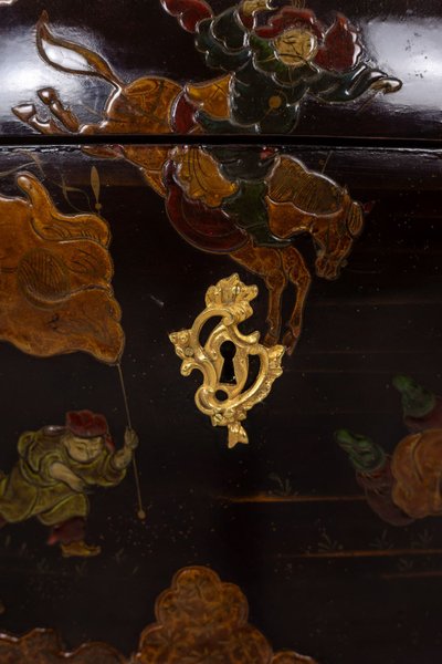 Commode sauteuse en laque avec son marbre. Années 1950. LS40112687Y
