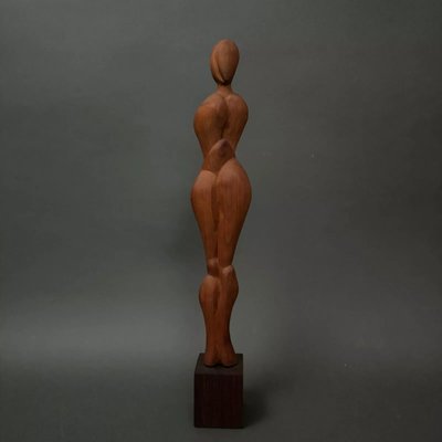 Scultura in legno intagliato raffigurante una donna, opera di Calin Hentea, XX secolo