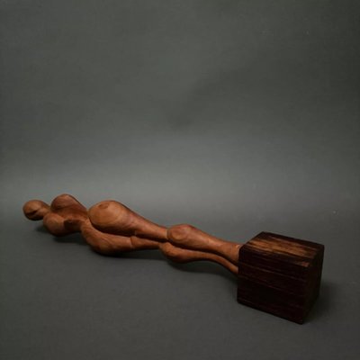 Scultura in legno intagliato raffigurante una donna, opera di Calin Hentea, XX secolo
