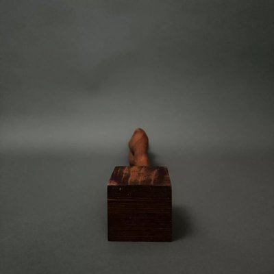 Scultura in legno intagliato raffigurante una donna, opera di Calin Hentea, XX secolo