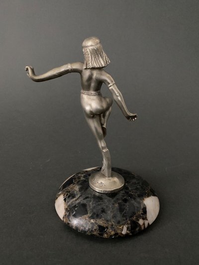 Mascotte automobile Dominique Alonzo Etling Paris danseuse égyptienne
