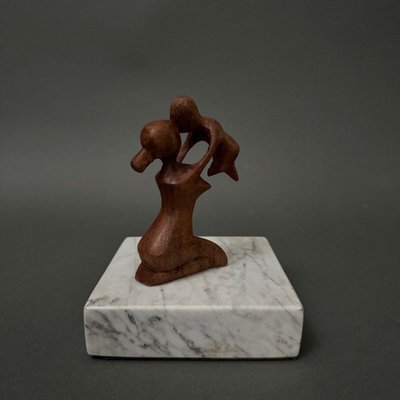 Scultura di Calin Hentea raffigurante una madre e il suo bambino, XX secolo
