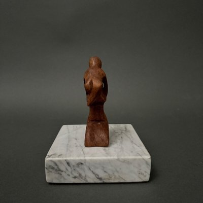 Scultura di Calin Hentea raffigurante una madre e il suo bambino, XX secolo