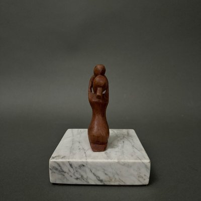 Scultura di Calin Hentea raffigurante una madre e il suo bambino, XX secolo