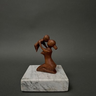 Scultura di Calin Hentea raffigurante una madre e il suo bambino, XX secolo