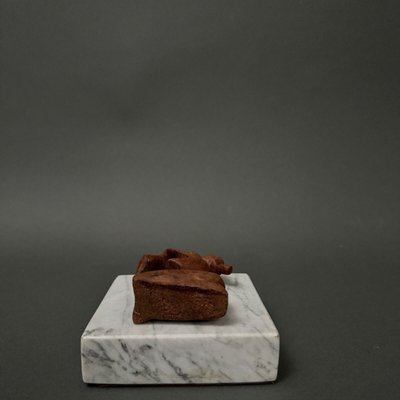 Scultura di Calin Hentea raffigurante una madre e il suo bambino, XX secolo