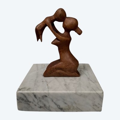 Scultura di Calin Hentea raffigurante una madre e il suo bambino, XX secolo