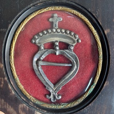 Épingle-guimbarde en argent cœur couronné XVIIIe cadre en poirier noirci