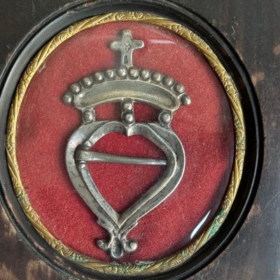 Épingle-guimbarde en argent cœur couronné XVIIIe cadre en poirier noirci