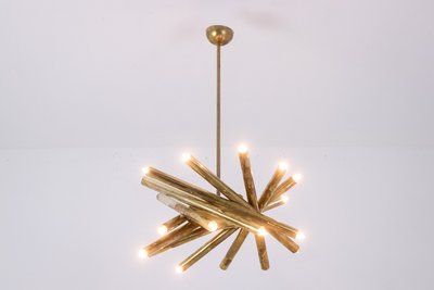 Coppia di lampadari in ottone placcato oro opaco. Opera italiana degli anni '70. Codice articolo: LS64241951/2D