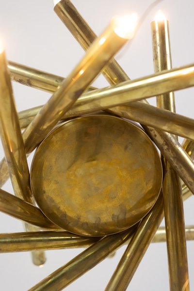 Coppia di lampadari in ottone placcato oro opaco. Opera italiana degli anni '70. Codice articolo: LS64241951/2D