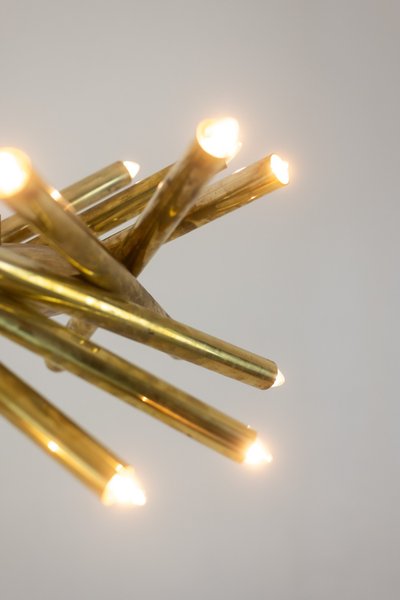 Coppia di lampadari in ottone placcato oro opaco. Opera italiana degli anni '70. Codice articolo: LS64241951/2D