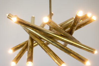 Coppia di lampadari in ottone placcato oro opaco. Opera italiana degli anni '70. Codice articolo: LS64241951/2D