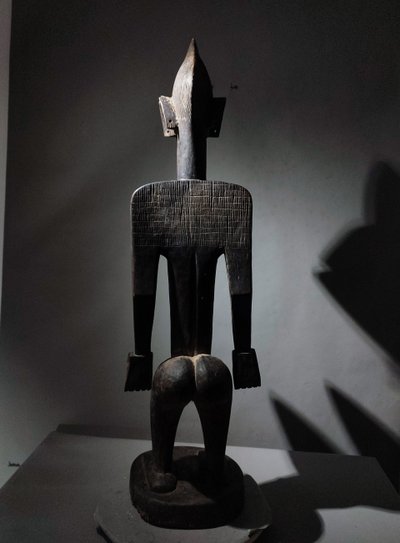 Grande statua femminile in stile cubista Bambara Mali