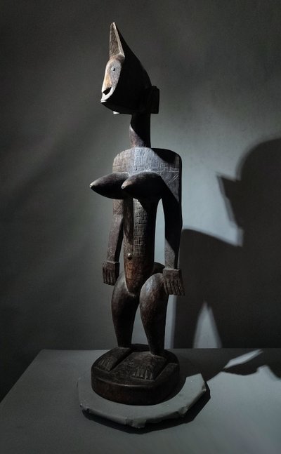 Grande statua femminile in stile cubista Bambara Mali