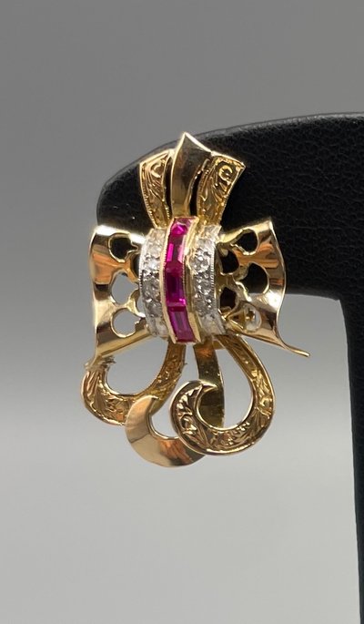 Set spilla e orecchini in oro e rubini con diamanti