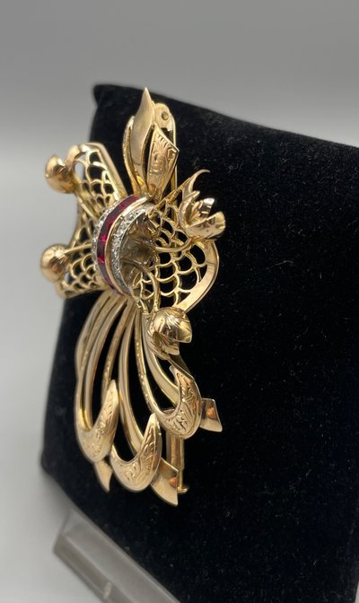 Set spilla e orecchini in oro e rubini con diamanti