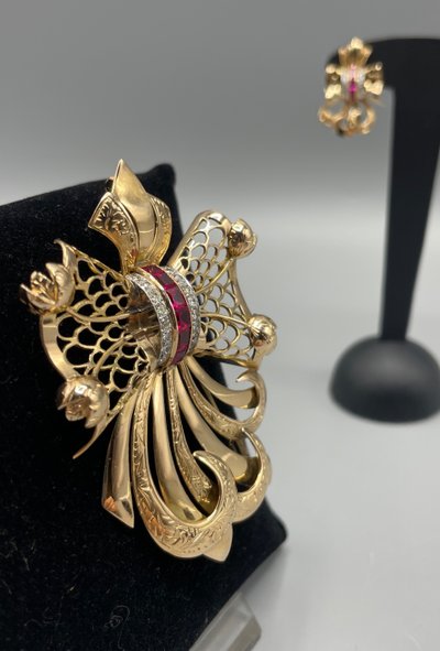 Set spilla e orecchini in oro e rubini con diamanti