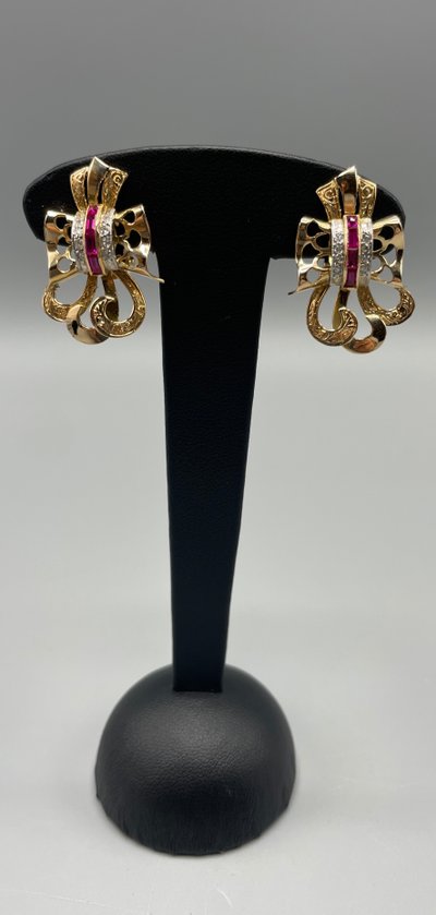 Set spilla e orecchini in oro e rubini con diamanti