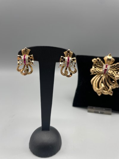 Set spilla e orecchini in oro e rubini con diamanti